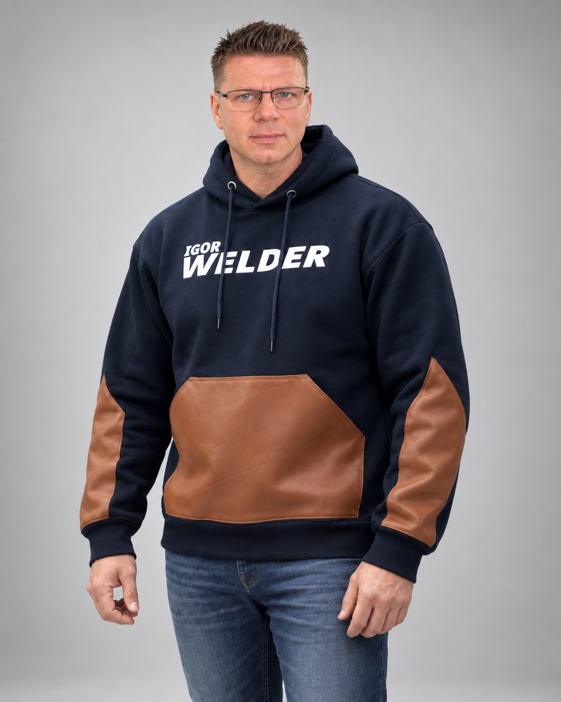 Igor im IGOR WELDER ORIGINAL Hoodie – Vorderansicht in Navy mit cognacbraunen Kunstlederdetails
