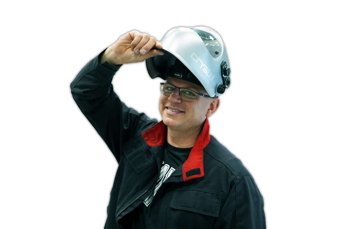 Igor Welder hebt seinen Schweißhelm